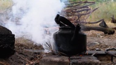 Soot Kettle 'ın Turist Ateşinde Kaynamasıyla Kararıyor