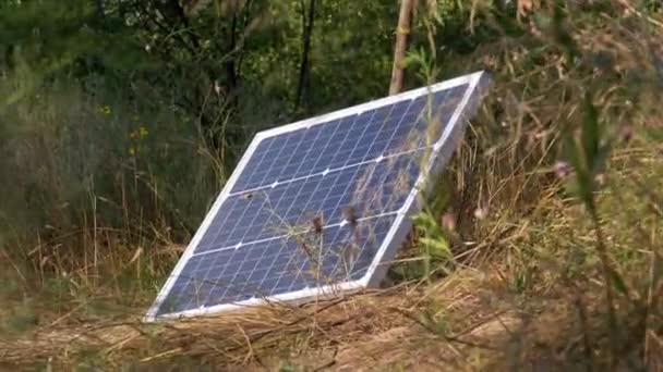 Bärbar solpanel ligger på marken används inom turism och för camping — Stockvideo