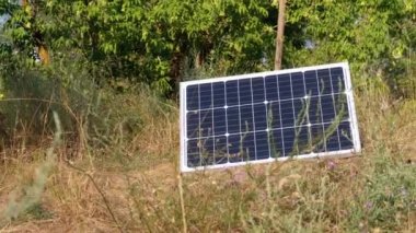 Taşınabilir Güneş Paneli Turizm ve Kamp İçin Kullanılan Arazide Yatar