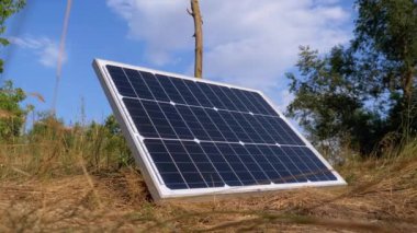 Gök ve Bulutlara Karşı Portatif Güneş Paneli Turizmde Kullanılan Yerde Yatar