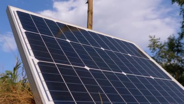 Tragbare Solarzellen gegen Himmel und Wolken, die auf dem Boden liegen und im Tourismus verwendet werden — Stockvideo