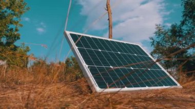 Gök ve Bulutlara Karşı Portatif Güneş Paneli Turizmde Kullanılan Yerde Yatar