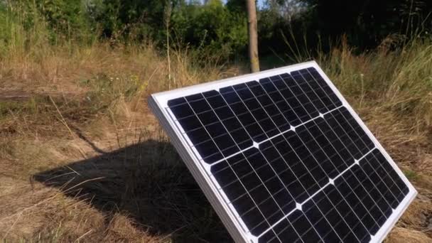 Bärbar solpanel ligger på marken används inom turism och för camping — Stockvideo