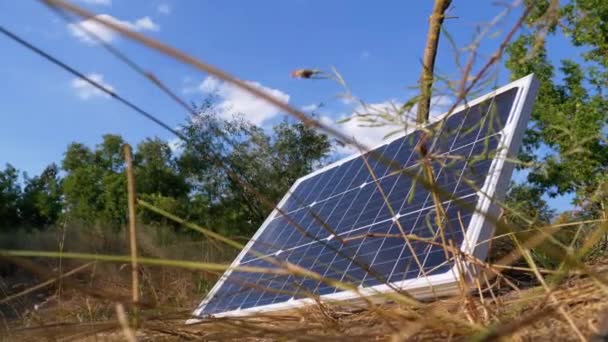 Painel Solar portátil contra céu e nuvens que jazem no solo usado no turismo — Vídeo de Stock