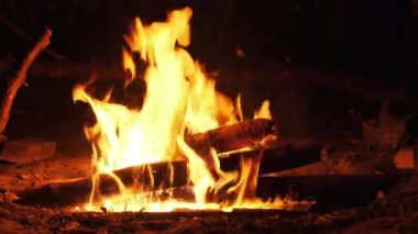 Ağır çekimde Şenlik Ateşi Gece Yanar. Doğadaki kamp ateşi alevleri..