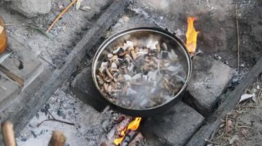 Mantarlar el yapımı mutfaktaki koşullarda ateşte kızartılır.