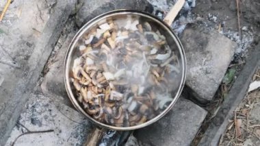 Mantarlar el yapımı mutfaktaki koşullarda ateşte kızartılır.