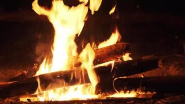 Ağır çekimde Şenlik Ateşi Gece Yanar. Doğadaki kamp ateşi alevleri..