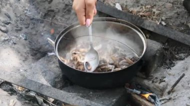 Mantarlar el yapımı mutfaktaki koşullarda ateşte kızartılır.