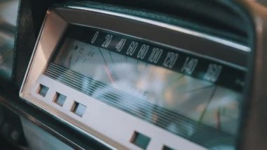 Araba Retro Kontrol Paneli. Antika Retro Hız göstergesi ve Eski Araba Enstrüman Paneli