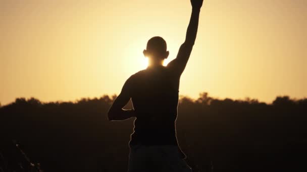 Silhouette of Man mot Sunset Raising Hands Up (engelsk). Frihet. Langsom bevegelse – stockvideo