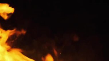 Şenlik Ateşi Gece Yanar. Doğadaki kamp ateşi alevleri. Slow Motion 240 fps