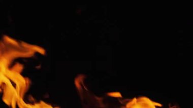 Şenlik Ateşi Gece Yanar. Doğadaki kamp ateşi alevleri. Slow Motion 240 fps