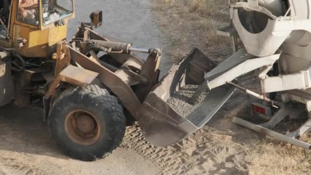 Beton Karıştırıcı İnşaat Alanında Buldozer Kovasını Sıvı Betonla Doldurdu — Stok video