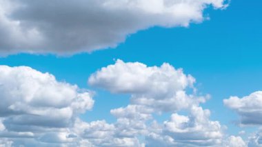Cumulus Cirrus Bulutları Mavi Gök 'te hareket ediyor. Zaman aşımı.