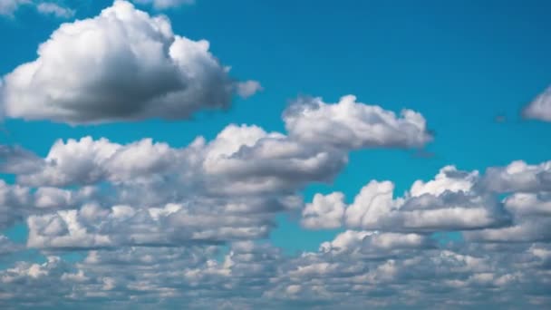 Cumulus Cirrus Clouds move-se no céu azul. Desfasamento temporal. — Vídeo de Stock