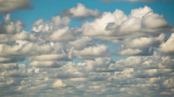 Cumulus Cirrus Wolken bewegen sich am blauen Himmel. Zeitraffer. — Stockvideo