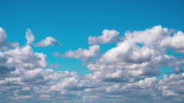 Cumulus Cirrus Clouds move-se no céu azul. Desfasamento temporal. — Vídeo de Stock