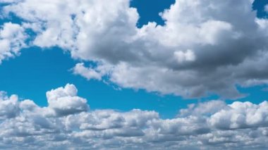 Cumulus Cirrus Bulutları Mavi Gök 'te hareket ediyor. Zaman aşımı.
