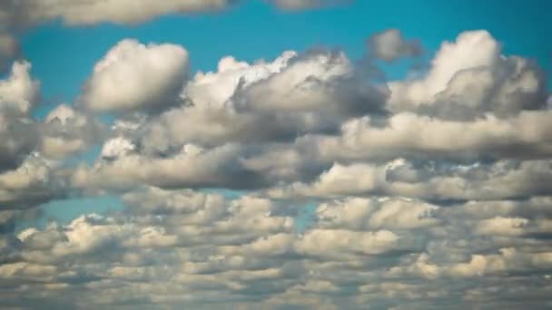A Cumulus Cirrus felhők a kék égbolton mozognak. Időeltolódás. — Stock videók