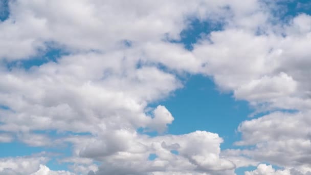 Cumulus Cirrus Clouds move-se no céu azul. Desfasamento temporal. — Vídeo de Stock