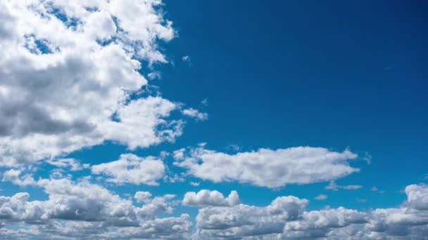Cumulus Cirrus Clouds si muove nel cielo blu. Scadenza temporale. — Video Stock