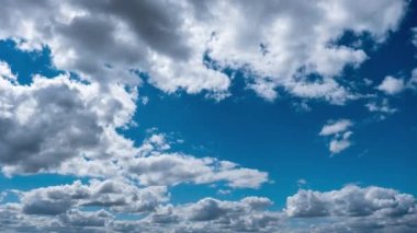 Cumulus Cirrus Bulutları Mavi Gök 'te hareket ediyor. Zaman aşımı.