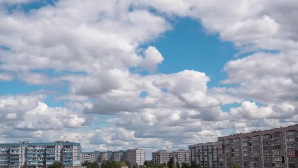 Cumulus Cirrus Wolken bewegen sich am blauen Himmel über mehrstöckigen Gebäuden in der Stadt — Stockvideo