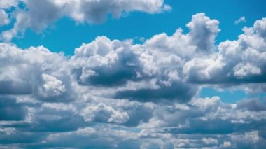 Cumulus Cirrus Bulutları Mavi Gök 'te hareket ediyor. Zaman aşımı.