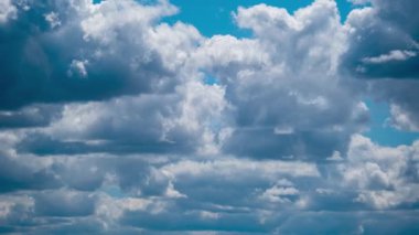 Cumulus Cirrus Bulutları Mavi Gök 'te hareket ediyor. Zaman aşımı.