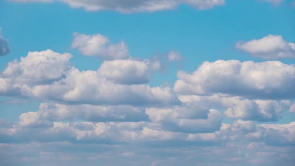 Cumulus Cirrus Clouds move-se no céu azul. Desfasamento temporal. — Vídeo de Stock