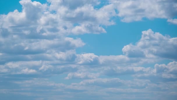 Las nubes Cúmulo Cirro se mueven en el Cielo Azul. Caducidad. — Vídeo de stock