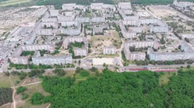 Doğa ve Nehir Yakınlarındaki Çok Katlı Binalar Üzerinde Havadan Panorama