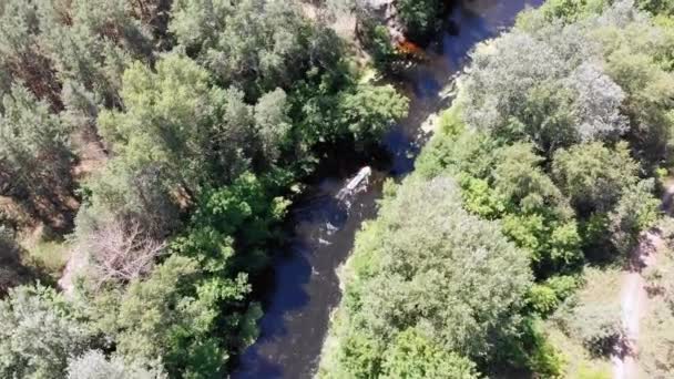 Kajakpaddling och kanotpaddling längs Riverbed Aerial View. Forsränning. Spåra en båt — Stockvideo