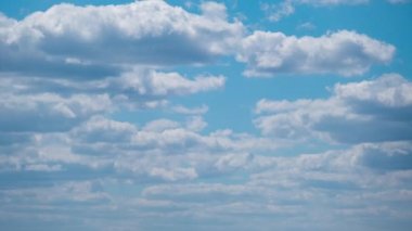 Cumulus Cirrus Bulutları Mavi Gök 'te hareket ediyor. Zaman aşımı.