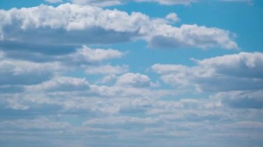 Cumulus Cirrus Bulutları Mavi Gök 'te hareket ediyor. Zaman aşımı.