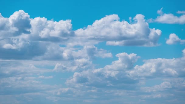 Las nubes Cúmulo Cirro se mueven en el Cielo Azul. Caducidad. — Vídeos de Stock