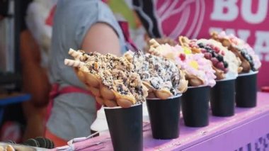 Ekran Davası 'nda olağandışı Renkli Tatlı ve Tuzlu Shawarma. Festival Sokak Yemekleri