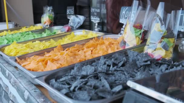 Bunte Kartoffelchips auf dem Street Food Schaufenster. Streetfood auf dem Festival — Stockvideo