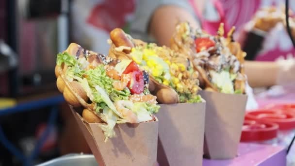 Niezwykłe kolorowe słodkie i słone Shawarma na gablocie. Festiwal Street Food — Wideo stockowe