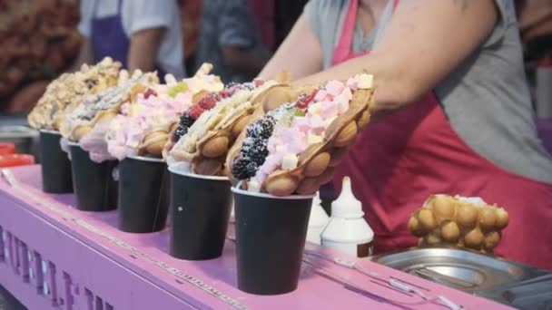 Ongebruikelijke kleurrijke zoete en zoute Shawarma op vitrine. Festival Street Food — Stockvideo