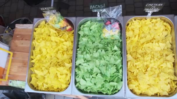 Bunte Kartoffelchips auf dem Street Food Schaufenster. Streetfood auf dem Festival — Stockvideo