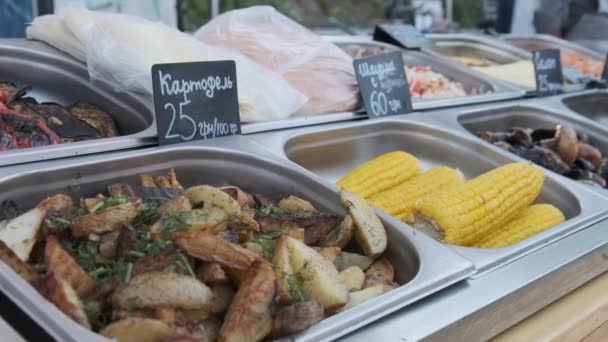 Olika Street Food säljs på displayen fall på Festival. Gatumarknaden på part — Stockvideo