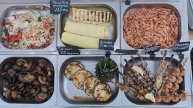 Festivalde çeşitli sokak yemekleri sergileniyor. Parti 'de sokak pazarı