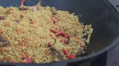 Big Vat with Cooked Pilaf mı yoksa Rice over a Open Fire mı? Partide Sokak Yemeği