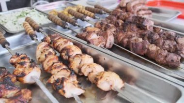 Sokak Dükkanı Penceresinde Kızarmış Sebze ve Et. Izgara Yemeklerle Yemek Salonu