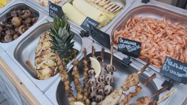 Vários comida de rua é venda em vitrine no Festival. Mercado de rua na Parte — Vídeo de Stock