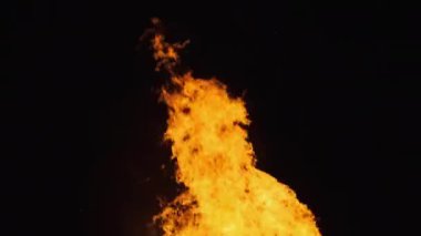 Büyük Şenlik Ateşi Gece Yanar. Ağır çekim. Büyük Yangın Arkaplanı.