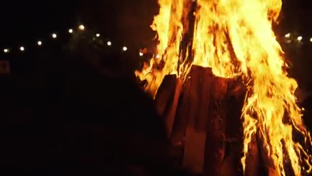 Großes Lagerfeuer brennt in der Nacht. Zeitlupe. Der Hintergrund des Großbrandes. — Stockvideo