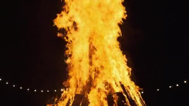 Grande falò che brucia di notte. Rallentatore. Il grande sfondo del fuoco. — Video Stock